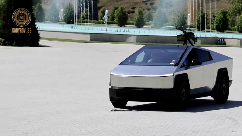 Pemimpin wilayah Chechnya Rusia Ramzan Kadyrov terlihat berada di atas apa yang disebut sebagai Tesla Cybertruck yang dilengkapi dengan senapan mesin, di Grozny, Rusia, dalam gambar diam dari video yang diterbitkan pada 17 Agustus 2024. (Telegram channel of Ramzan Kadyrov/RKadyrov_95 via REUTERS)