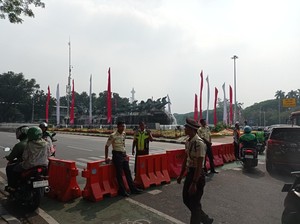 Jalan Medan Merdeka Barat Jakpus Ditutup Jelang Demo Buruh di Patung Kuda
