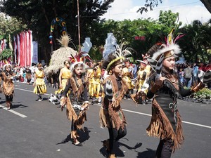 Busana Etnik Nusantara Warnai Karnaval Kemerdekaan di Banyuwangi