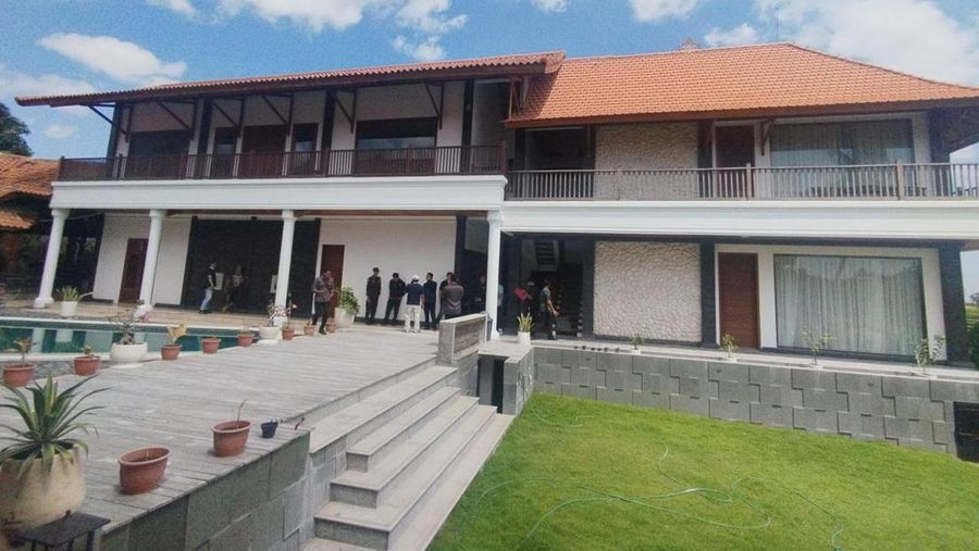 Kejagung melakukan penyitaan 1 unit villa di Bali Milik Tersangka Hendry Lie dalam Perkara Komoditas Timah. (Dok. Kejaksaan Agung)