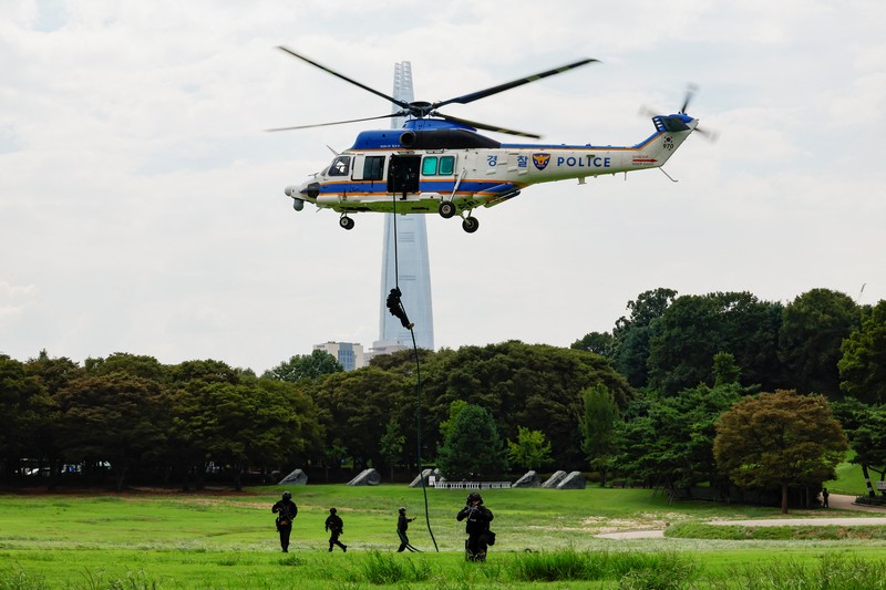 Korea Selatan menggelar latihan pertahanan sipil tahunan Ulchi di Kompleks Olahraga Jamsil di Seoul, Korea Selatan, Selasa (20/8/2024). (REUTERS/Kim Soo-hyeon) Korea Selatan menggelar latihan pertahanan sipil tahunan Ulchi di Kompleks Olahraga Jamsil di Seoul, Korea Selatan, Selasa (20/8/2024). (REUTERS/Kim Soo-hyeon)