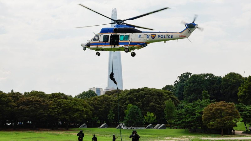 Korea Selatan menggelar latihan pertahanan sipil tahunan Ulchi di Kompleks Olahraga Jamsil di Seoul, Korea Selatan, Selasa (20/8/2024). (REUTERS/Kim Soo-hyeon)