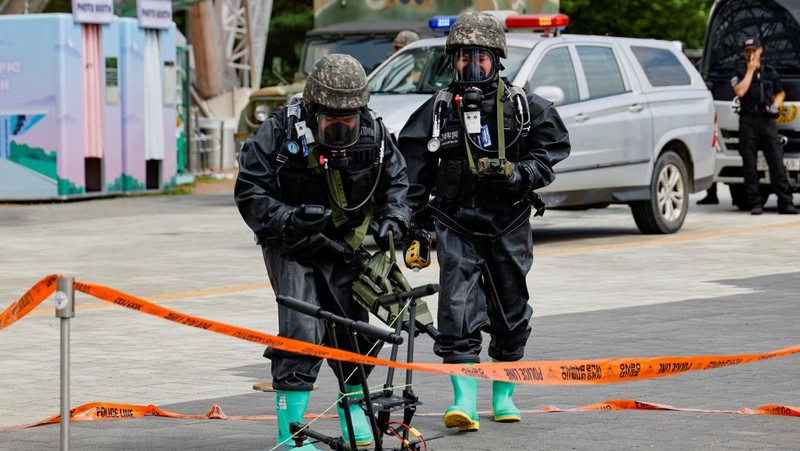 Korea Selatan menggelar latihan pertahanan sipil tahunan Ulchi di Kompleks Olahraga Jamsil di Seoul, Korea Selatan, Selasa (20/8/2024). (REUTERS/Kim Soo-hyeon)