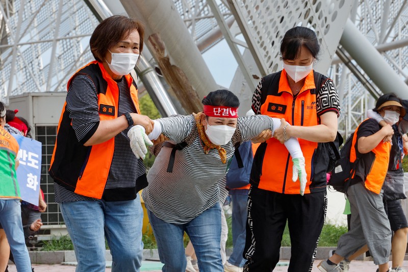 Korea Selatan menggelar latihan pertahanan sipil tahunan Ulchi di Kompleks Olahraga Jamsil di Seoul, Korea Selatan, Selasa (20/8/2024). (REUTERS/Kim Soo-hyeon)