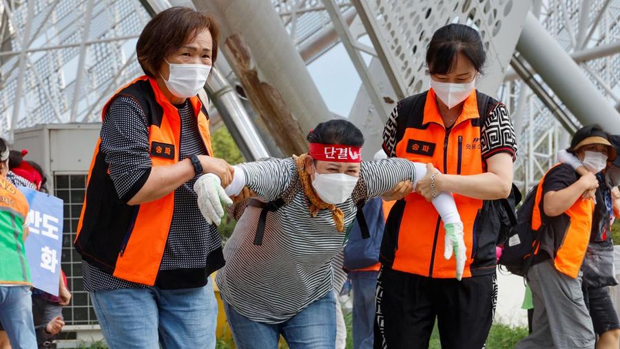 Korea Selatan menggelar latihan pertahanan sipil tahunan Ulchi di Kompleks Olahraga Jamsil di Seoul, Korea Selatan, Selasa (20/8/2024). (REUTERS/Kim Soo-hyeon)