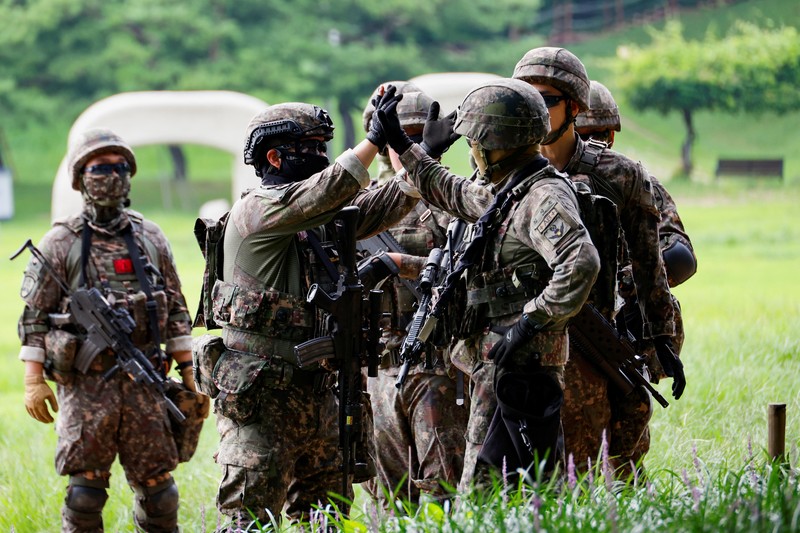 Korea Selatan menggelar latihan pertahanan sipil tahunan Ulchi di Kompleks Olahraga Jamsil di Seoul, Korea Selatan, Selasa (20/8/2024). (REUTERS/Kim Soo-hyeon)