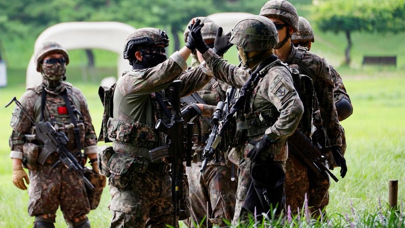 Korea Selatan menggelar latihan pertahanan sipil tahunan Ulchi di Kompleks Olahraga Jamsil di Seoul, Korea Selatan, Selasa (20/8/2024). (REUTERS/Kim Soo-hyeon)