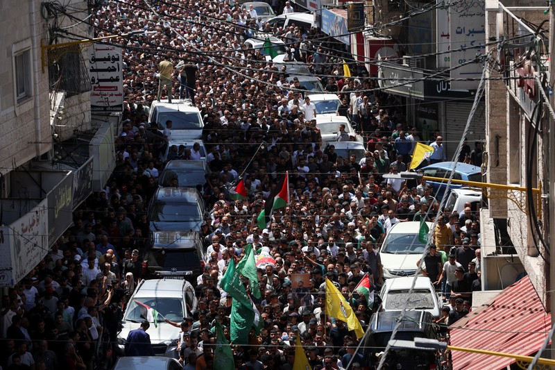 Para pelayat membawa jenazah seorang warga Palestina berusia 18 tahun saat prosesi pemakaman di Dura, Tepi Barat, Selasa (20/8/2024). (REUTERS/Mussa Qawasma) Para pelayat membawa jenazah seorang warga Palestina berusia 18 tahun saat prosesi pemakaman di Dura, Tepi Barat, Selasa (20/8/2024). (REUTERS/Mussa Qawasma)