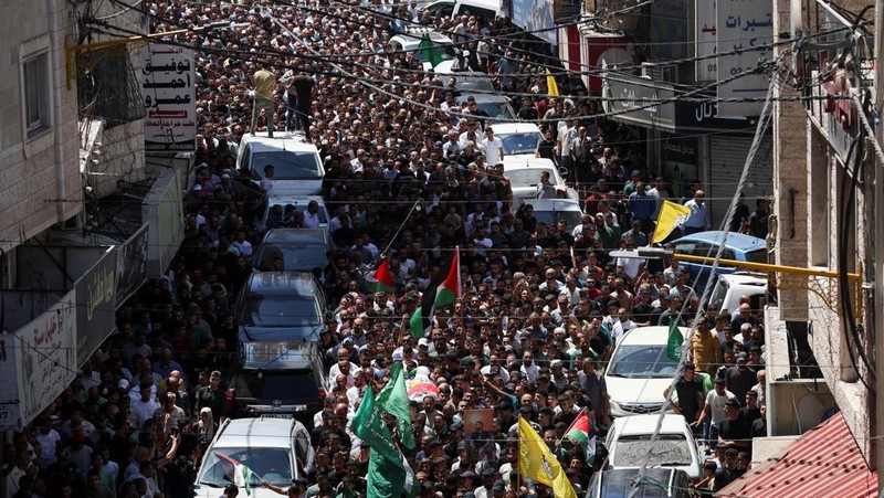 Para pelayat membawa jenazah seorang warga Palestina berusia 18 tahun saat prosesi pemakaman di Dura, Tepi Barat, Selasa (20/8/2024). (REUTERS/Mussa Qawasma)