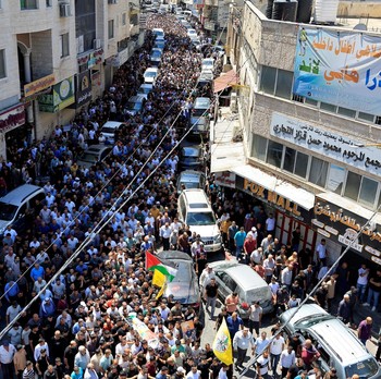 Bukan di Gaza, Warga Palestina Menyemut Antar Jenazah Korban Israel