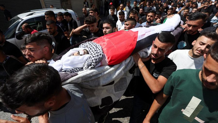 Para pelayat membawa jenazah seorang warga Palestina berusia 18 tahun saat prosesi pemakaman di Dura, Tepi Barat, Selasa (20/8/2024). (REUTERS/Mussa Qawasma)