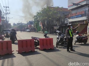 Pasar Induk Krian Terbakar, Arus Lalin Menuju Surabaya-Mojokerto Ditutup