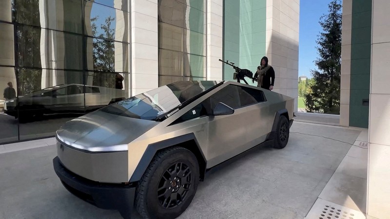 Pemimpin wilayah Chechnya Rusia Ramzan Kadyrov terlihat berada di atas apa yang disebut sebagai Tesla Cybertruck yang dilengkapi dengan senapan mesin, di Grozny, Rusia, dalam gambar diam dari video yang diterbitkan pada 17 Agustus 2024. Pemimpin wilayah Chechnya Rusia Ramzan Kadyrov terlihat berada di atas apa yang disebut sebagai Tesla Cybertruck yang dilengkapi dengan senapan mesin, di Grozny, Rusia, dalam gambar diam dari video yang diterbitkan pada 17 Agustus 2024. (Telegram channel of Ramzan Kadyrov/RKadyrov_95 via REUTERS)