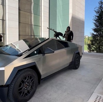 Potret Tesla Disulap Jadi Mobil Tempur, Bakal Dikirim Perang Ukraina