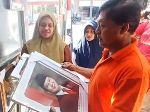 Perajin Pigura di Kota Pasuruan Cuan Jelang Pelantikan Prabowo-Gibran
