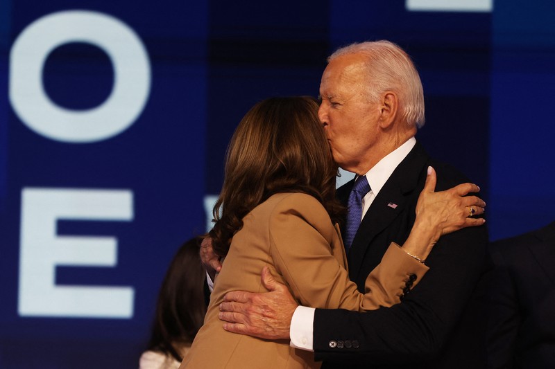 Presiden AS Joe Biden, kandidat presiden dari Partai Demokrat dan Wakil Presiden AS Kamala Harris dan Second Gentleman Doug Emhoff berdiri di atas panggung selama Hari pertama Konvensi Nasional Demokrat (DNC) di Chicago, Illinois, AS, 19 Agustus 2024. Presiden AS Joe Biden, kandidat presiden dari Partai Demokrat dan Wakil Presiden AS Kamala Harris dan Second Gentleman Doug Emhoff berdiri di atas panggung selama Hari pertama Konvensi Nasional Demokrat (DNC) di Chicago, Illinois, AS, 19 Agustus 2024. (REUTERS/Vincent Alban)