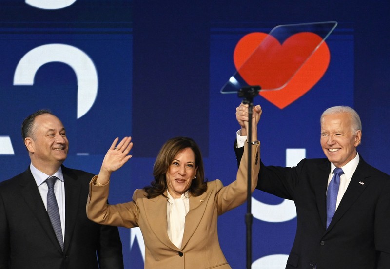 Presiden AS Joe Biden, kandidat presiden dari Partai Demokrat dan Wakil Presiden AS Kamala Harris dan Second Gentleman Doug Emhoff berdiri di atas panggung selama Hari pertama Konvensi Nasional Demokrat (DNC) di Chicago, Illinois, AS, 19 Agustus 2024. (REUTERS/Vincent Alban)
