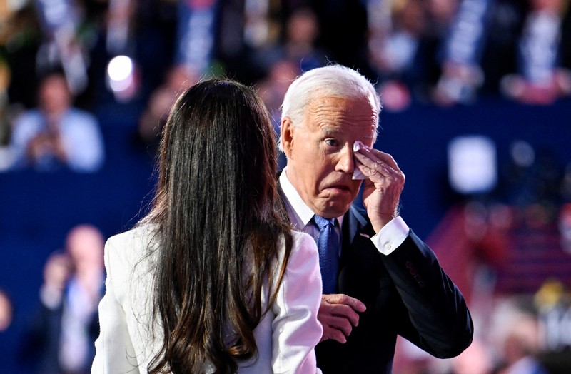 Presiden AS Joe Biden, kandidat presiden dari Partai Demokrat dan Wakil Presiden AS Kamala Harris dan Second Gentleman Doug Emhoff berdiri di atas panggung selama Hari pertama Konvensi Nasional Demokrat (DNC) di Chicago, Illinois, AS, 19 Agustus 2024. (REUTERS/Vincent Alban)