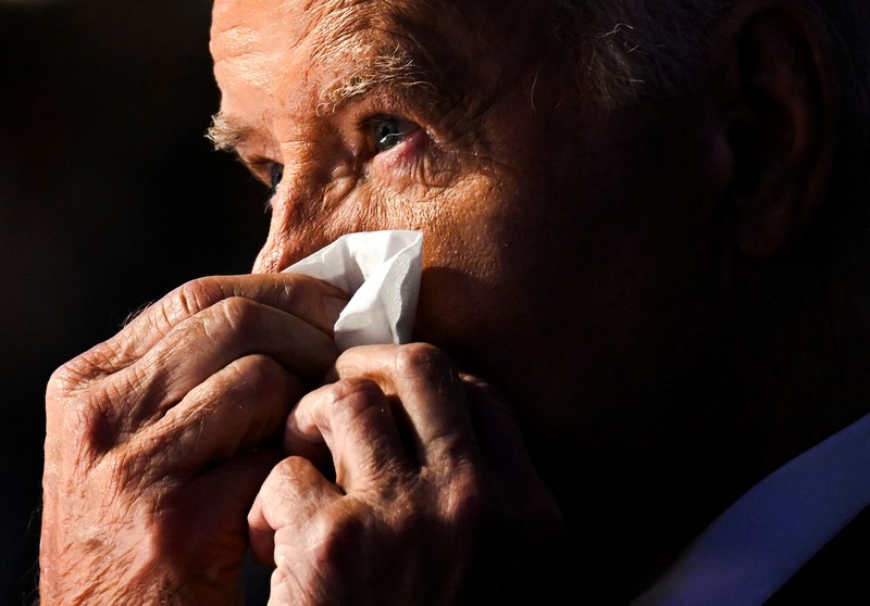 Presiden AS Joe Biden, kandidat presiden dari Partai Demokrat dan Wakil Presiden AS Kamala Harris dan Second Gentleman Doug Emhoff berdiri di atas panggung selama Hari pertama Konvensi Nasional Demokrat (DNC) di Chicago, Illinois, AS, 19 Agustus 2024. (REUTERS/Vincent Alban)