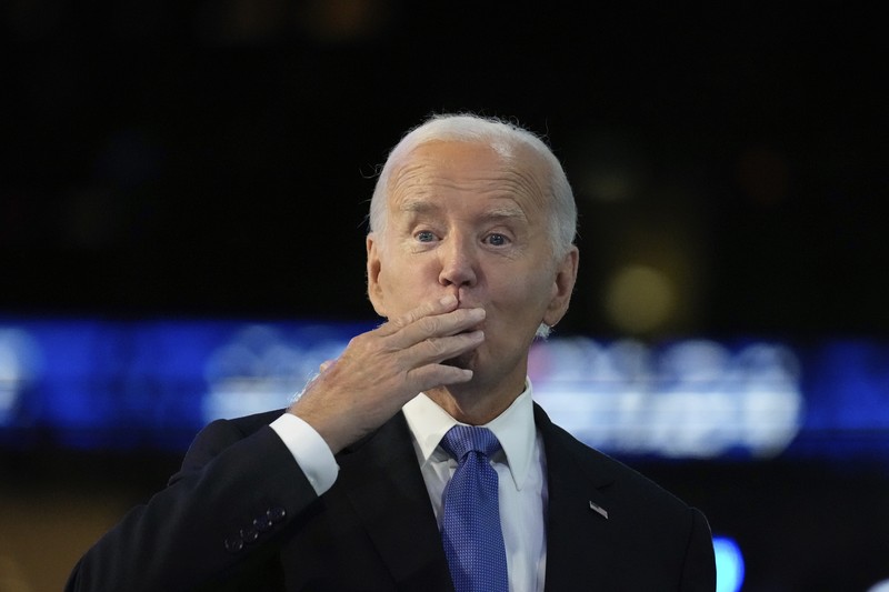Presiden AS Joe Biden, kandidat presiden dari Partai Demokrat dan Wakil Presiden AS Kamala Harris dan Second Gentleman Doug Emhoff berdiri di atas panggung selama Hari pertama Konvensi Nasional Demokrat (DNC) di Chicago, Illinois, AS, 19 Agustus 2024. (REUTERS/Vincent Alban)