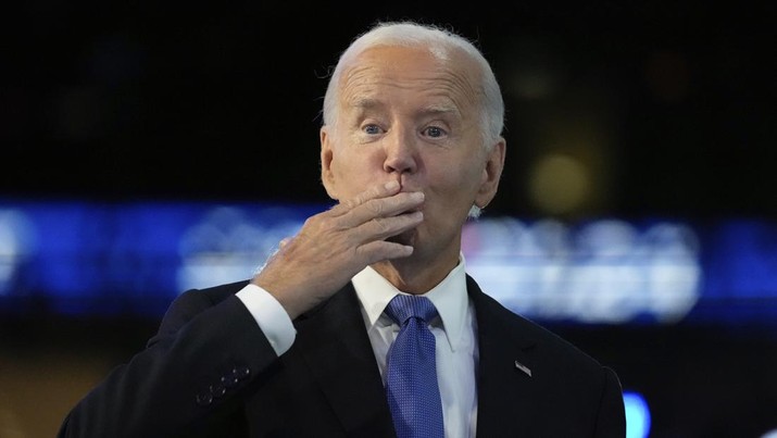 Presiden Joe Biden memberikan ciuman selama Konvensi Nasional Demokrat, Senin, 19 Agustus 2024, di Chicago. (AP Photo/Brynn Anderson)