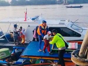 Satpolairud Sediakan Kapal Seberangkan Warga Usai Jembatan Lalan Ambruk