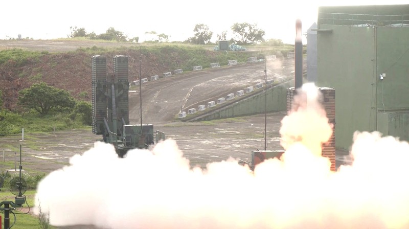 Sebuah rudal standar ditembakkan dari sistem rudal permukaan-ke-udara Patriot PAC-2 selama latihan militer di Pingtung, Taiwan, Selasa (20/8/2024). (AP Photo/Chiang Ying-ying) Sebuah rudal standar ditembakkan dari sistem rudal permukaan-ke-udara Patriot PAC-2 selama latihan militer di Pingtung, Taiwan, Selasa (20/8/2024). (AP Photo/Chiang Ying-ying)