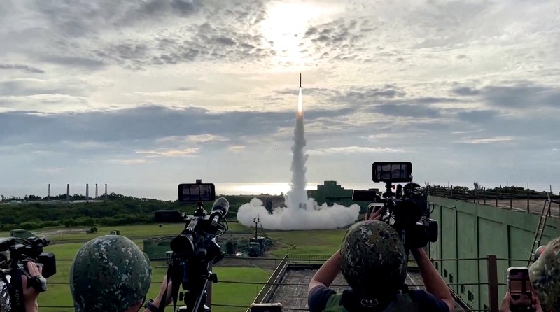 Sebuah rudal standar ditembakkan dari sistem rudal permukaan-ke-udara Patriot PAC-2 selama latihan militer di Pingtung, Taiwan, Selasa (20/8/2024). (AP Photo/Chiang Ying-ying) Sebuah rudal standar ditembakkan dari sistem rudal permukaan-ke-udara Patriot PAC-2 selama latihan militer di Pingtung, Taiwan, Selasa (20/8/2024). (AP Photo/Chiang Ying-ying)