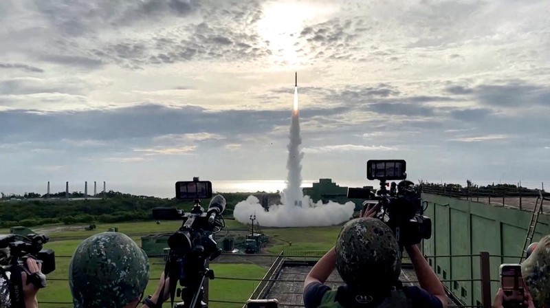 Sebuah rudal standar ditembakkan dari sistem rudal permukaan-ke-udara Patriot PAC-2 selama latihan militer di Pingtung, Taiwan, Selasa (20/8/2024). (AP Photo/Chiang Ying-ying)