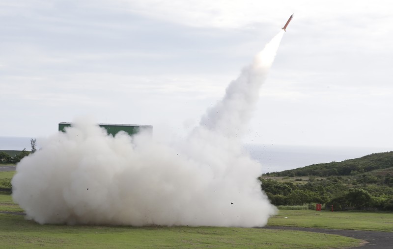 Sebuah rudal standar ditembakkan dari sistem rudal permukaan-ke-udara Patriot PAC-2 selama latihan militer di Pingtung, Taiwan, Selasa (20/8/2024). (AP Photo/Chiang Ying-ying) Sebuah rudal standar ditembakkan dari sistem rudal permukaan-ke-udara Patriot PAC-2 selama latihan militer di Pingtung, Taiwan, Selasa (20/8/2024). (AP Photo/Chiang Ying-ying)