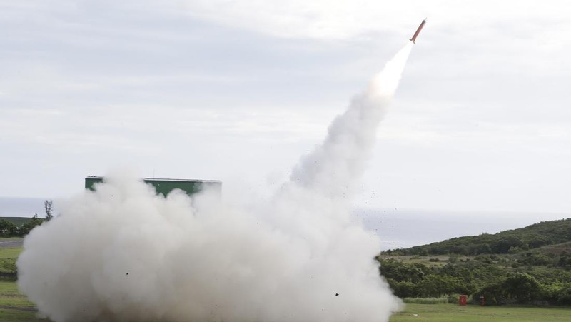 Sebuah rudal standar ditembakkan dari sistem rudal permukaan-ke-udara Patriot PAC-2 selama latihan militer di Pingtung, Taiwan, Selasa (20/8/2024). (AP Photo/Chiang Ying-ying)