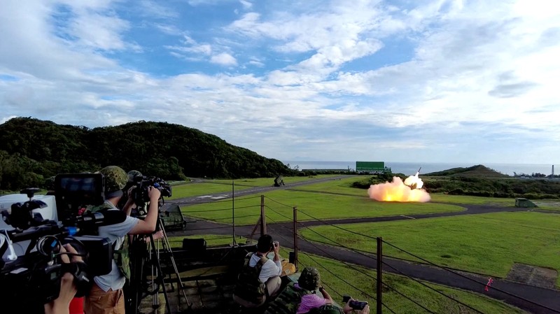 Sebuah rudal standar ditembakkan dari sistem rudal permukaan-ke-udara Patriot PAC-2 selama latihan militer di Pingtung, Taiwan, Selasa (20/8/2024). (AP Photo/Chiang Ying-ying) Sebuah rudal standar ditembakkan dari sistem rudal permukaan-ke-udara Patriot PAC-2 selama latihan militer di Pingtung, Taiwan, Selasa (20/8/2024). (AP Photo/Chiang Ying-ying)