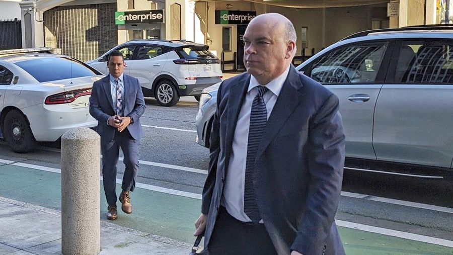 Taipan teknologi Inggris Mike Lynch memasuki pengadilan federal di San Francisco, 26 Maret 2024, (AP Photo/Michael Liedtke)