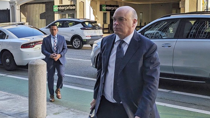Taipan teknologi Inggris Mike Lynch memasuki pengadilan federal di San Francisco, 26 Maret 2024, (AP Photo/Michael Liedtke)