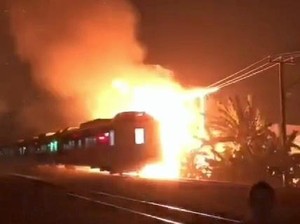 Viral Kereta Api Melesat Terobos Kebakaran di Karawang
