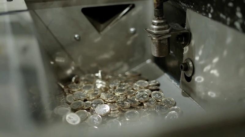 Cetakan baru koin satu pound dipamerkan di Royal Mint di Llantrisant, Wales, Inggris, 1 November 2023. (Chris Fairweather/Huw Evans Agency/Handout via REUTERS)