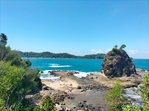 Jelajah Pantai Watu Lumbung, Hamparan Batunya Sangat Eksotis