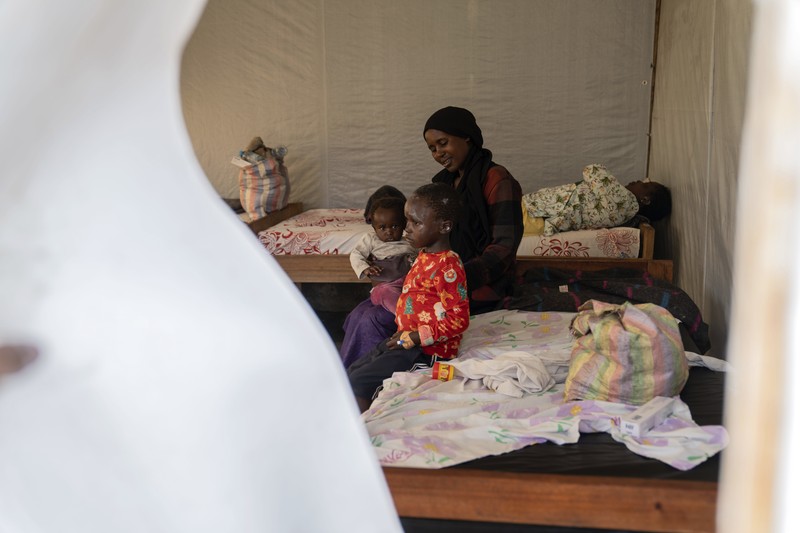 Seorang petugas kesehatan berjalan melewati pusat perawatan mpox di Munigi, Kongo timur, Senin, 19 Agustus 2024. Kongo akan menerima dosis vaksin pertama untuk mengatasi wabah mpox minggu depan dari Amerika Serikat, kata menteri kesehatan negara itu pada Senin, beberapa hari setelah Organisasi Kesehatan Dunia menyatakan wabah mpox di Afrika sebagai keadaan darurat global. (AP Photo/Moses Sawasawa)