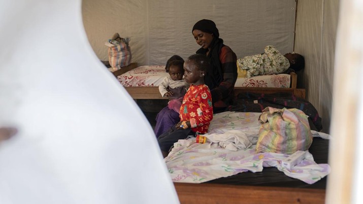 Anak-anak yang menderita mpox menerima perawatan di sebuah klinik di Munigi, Kongo timur, Jumat, 16 Agustus 2024. (AP Photo/Moses Sawasawa)