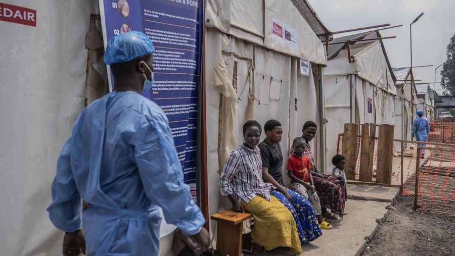 Anak-anak yang menderita mpox menunggu perawatan di sebuah klinik di Munigi, Kongo timur, Senin, 19 Agustus 2024. Kongo akan menerima dosis vaksin pertama untuk mengatasi wabah mpox minggu depan dari Amerika Serikat, kata menteri kesehatan negara itu pada Senin, beberapa hari setelah Organisasi Kesehatan Dunia menyatakan wabah mpox di Afrika sebagai keadaan darurat global. (AP Photo/Moses Sawasawa)