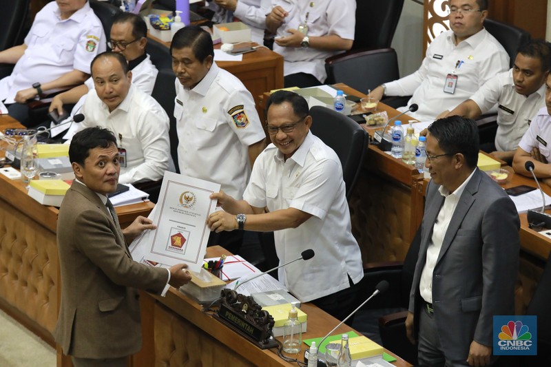 Badan Legislasi DPR RI menggelar Rapat Kerja Bersama Pemerintah dan DPD untuk pembahasan RUU pemilihan gubernur, bupati dan wali kota, atau RUU pemilihan kepala daerah di Gedung DPR, Jakarta, Rabu (21/8/2024). (CNBC Indonoesia/Muhammad Sabki)