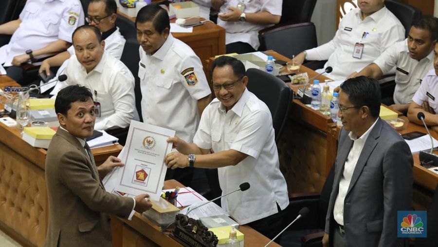 Badan Legislasi DPR RI menggelar Rapat Kerja Bersama Pemerintah dan DPD untuk pembahasan RUU pemilihan gubernur, bupati dan wali kota, atau RUU pemilihan kepala daerah di Gedung DPR, Jakarta, Rabu (21/8/2024). (CNBC Indonoesia/Muhammad Sabki)