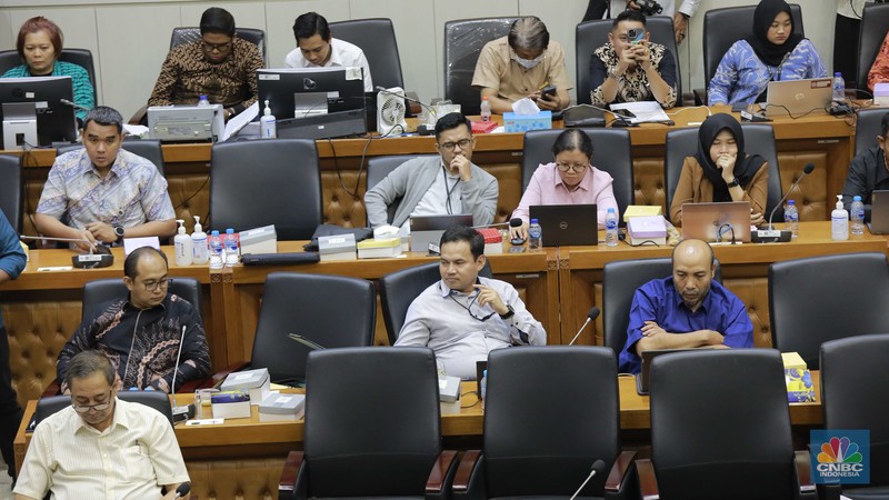 Badan Legislasi DPR RI menggelar Rapat Kerja Bersama Pemerintah dan DPD untuk pembahasan RUU pemilihan gubernur, bupati dan wali kota, atau RUU pemilihan kepala daerah di Gedung DPR, Jakarta, Rabu (21/8/2024). (CNBC Indonoesia/Muhammad Sabki) Badan Legislasi DPR RI menggelar Rapat Kerja Bersama Pemerintah dan DPD untuk pembahasan RUU pemilihan gubernur, bupati dan wali kota, atau RUU pemilihan kepala daerah di Gedung DPR, Jakarta, Rabu (21/8/2024). (CNBC Indonoesia/Muhammad Sabki)