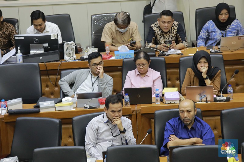 Badan Legislasi DPR RI menggelar Rapat Kerja Bersama Pemerintah dan DPD untuk pembahasan RUU pemilihan gubernur, bupati dan wali kota, atau RUU pemilihan kepala daerah di Gedung DPR, Jakarta, Rabu (21/8/2024). (CNBC Indonoesia/Muhammad Sabki) Badan Legislasi DPR RI menggelar Rapat Kerja Bersama Pemerintah dan DPD untuk pembahasan RUU pemilihan gubernur, bupati dan wali kota, atau RUU pemilihan kepala daerah di Gedung DPR, Jakarta, Rabu (21/8/2024). (CNBC Indonoesia/Muhammad Sabki)