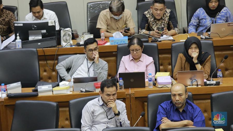 Badan Legislasi DPR RI menggelar Rapat Kerja Bersama Pemerintah dan DPD untuk pembahasan RUU pemilihan gubernur, bupati dan wali kota, atau RUU pemilihan kepala daerah di Gedung DPR, Jakarta, Rabu (21/8/2024). (CNBC Indonoesia/Muhammad Sabki)