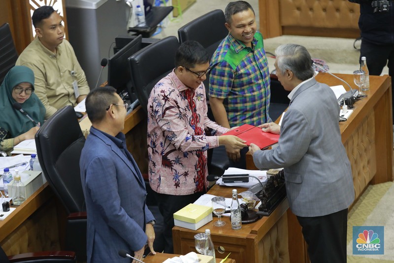 Badan Legislasi DPR RI menggelar Rapat Kerja Bersama Pemerintah dan DPD untuk pembahasan RUU pemilihan gubernur, bupati dan wali kota, atau RUU pemilihan kepala daerah di Gedung DPR, Jakarta, Rabu (21/8/2024). (CNBC Indonoesia/Muhammad Sabki) Badan Legislasi DPR RI menggelar Rapat Kerja Bersama Pemerintah dan DPD untuk pembahasan RUU pemilihan gubernur, bupati dan wali kota, atau RUU pemilihan kepala daerah di Gedung DPR, Jakarta, Rabu (21/8/2024). (CNBC Indonoesia/Muhammad Sabki)