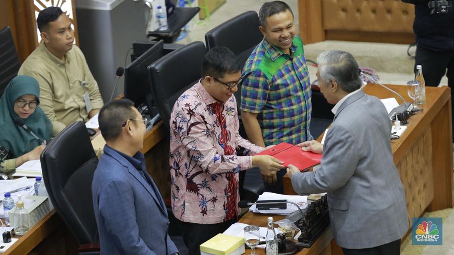 Badan Legislasi DPR RI menggelar Rapat Kerja Bersama Pemerintah dan DPD untuk pembahasan RUU pemilihan gubernur, bupati dan wali kota, atau RUU pemilihan kepala daerah di Gedung DPR, Jakarta, Rabu (21/8/2024). (CNBC Indonoesia/Muhammad Sabki)