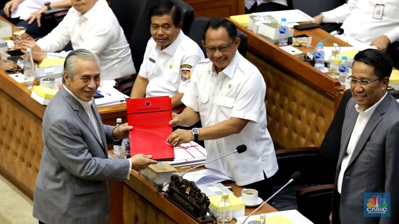 Badan Legislasi DPR RI menggelar Rapat Kerja Bersama Pemerintah dan DPD untuk pembahasan RUU pemilihan gubernur, bupati dan wali kota, atau RUU pemilihan kepala daerah di Gedung DPR, Jakarta, Rabu (21/8/2024). (CNBC Indonoesia/Muhammad Sabki) Badan Legislasi DPR RI menggelar Rapat Kerja Bersama Pemerintah dan DPD untuk pembahasan RUU pemilihan gubernur, bupati dan wali kota, atau RUU pemilihan kepala daerah di Gedung DPR, Jakarta, Rabu (21/8/2024). (CNBC Indonoesia/Muhammad Sabki)