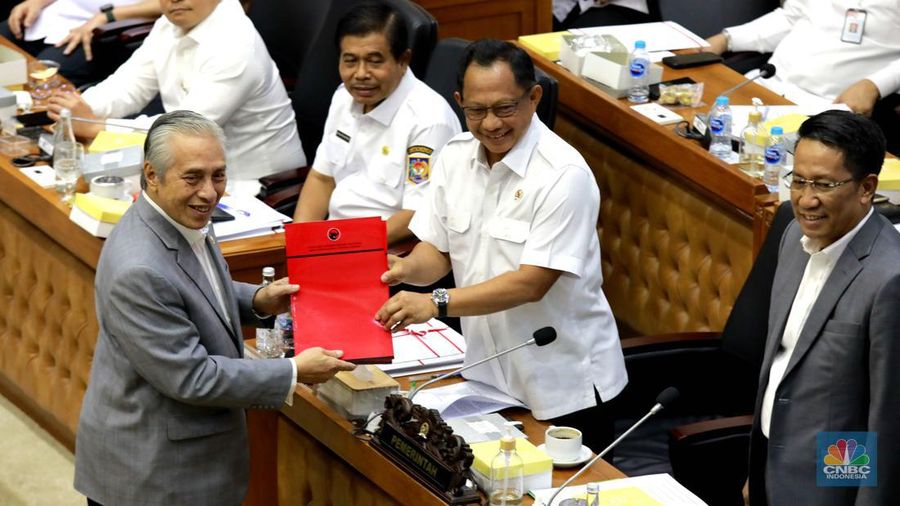 Badan Legislasi DPR RI menggelar Rapat Kerja Bersama Pemerintah dan DPD untuk pembahasan RUU pemilihan gubernur, bupati dan wali kota, atau RUU pemilihan kepala daerah di Gedung DPR, Jakarta, Rabu (21/8/2024). (CNBC Indonoesia/Muhammad Sabki)