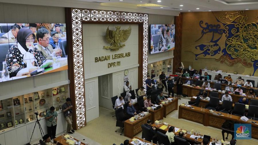 Badan Legislasi DPR RI menggelar Rapat Kerja Bersama Pemerintah dan DPD untuk pembahasan RUU pemilihan gubernur, bupati dan wali kota, atau RUU pemilihan kepala daerah di Gedung DPR, Jakarta, Rabu (21/8/2024). (CNBC Indonoesia/Muhammad Sabki)